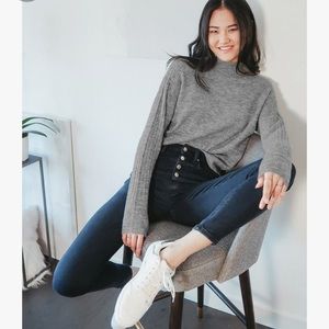 URBAN OUTFITTERS- DBG MOCKNECK GRAY SWEATER🔥